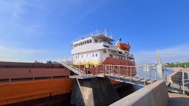 «Волго-Балт 203» неподалеку от Благовещенского моста в Питере