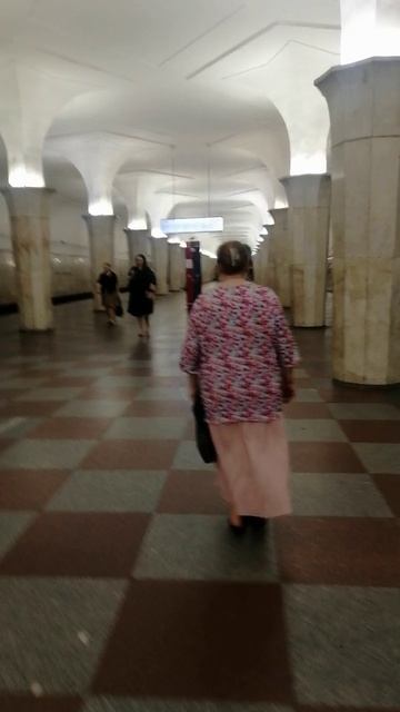 Тополиный пух.Жара. Июнь. Люди в жару. И часы. А я работаю