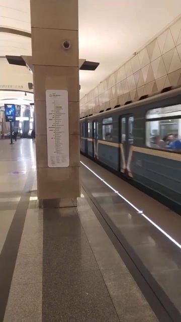 Станция метро Селигерская интерьер, поезда, пассажиры Москва, Светло-зелёная Линия Фрагмент 5