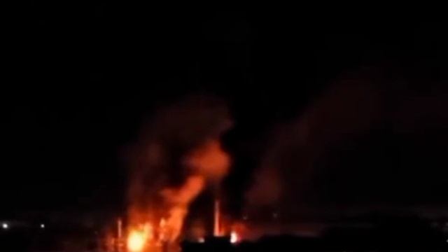В Мариуполе прогремела серия взрывов от атаки дронов. Главной целью стала подстанция — после попадан смотреть онлайн