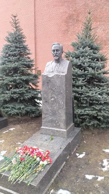 День памяти И. В. Сталина Москва, Некрополь у Кремлёвской стены, могила Ф. Э. Дзержинского