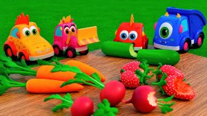 Машинки Мокас работают в огороде: спасают помидоры от засухи 🚜🍅 | Для детей