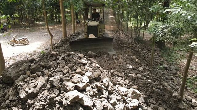 KOMATSU Bulldozer in Action Clearing Massive River Rocks Bulldozer Power Clearing Mud and Rocks from смотреть онлайн
