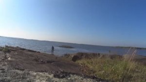 ЛОВЛЮ РЫБУ РУКАМИ И НОГАМИ НА БЕЛОМ МОРЕ!ПРОВЕРЯЮ ЛОВУШКИ НА КОЛЬЯХ!