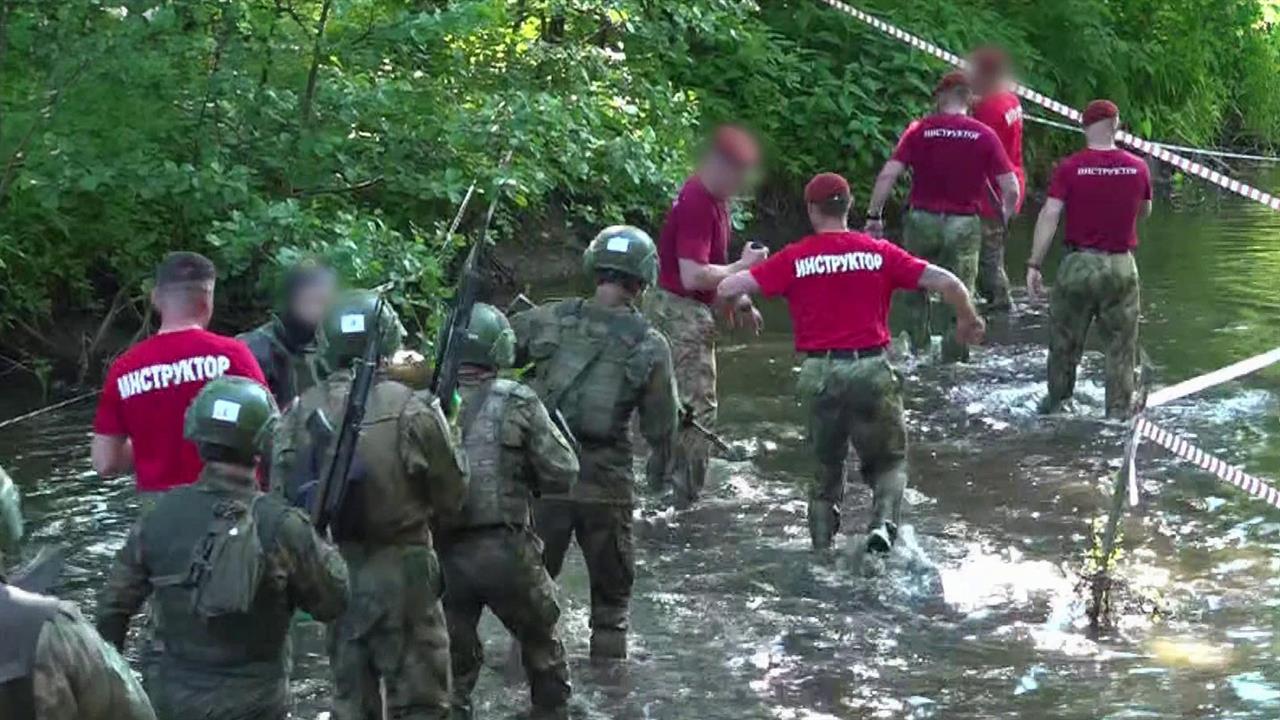 Сотрудники спецназа Росгвардии сдавали экзамены на право ношения крапового берета. смотреть онлайн