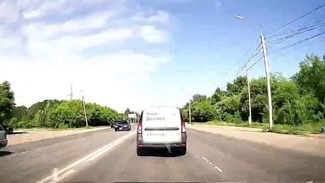 Доставщик Яндекса подрезает справа на дороге