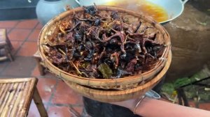 Вкусные жареные лягушки деревенская еда [(Delicious deep-fried bullfrogs countryside food)
