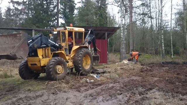 Экскаватор-погрузчик Volvo BM 646 смотреть онлайн