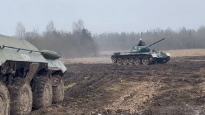 Танк Т-44(34) в СПБ  выезжает из общего ряда военной техники Танк-тур