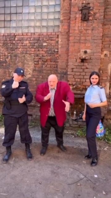 Полиция: -Гражданин ваши документы! Я: -Вас чего мама с утра одинаково одела?