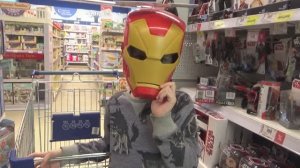 Играем в войнушки в магазине игрушек
