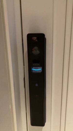 Установка электронного замка Philips DDL902-MFVP. Москва, жилой комплекс Бродский
