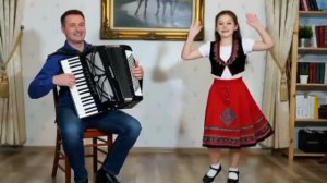 Девочка танцует под аккордеон.