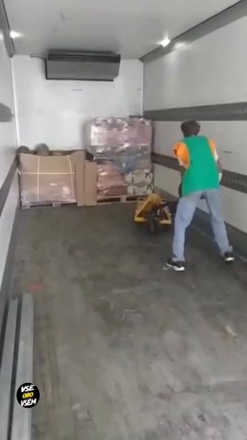 Ходят слухи, что он до сих пор пытается 😂