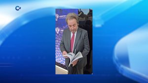 Отцу Илона Маска на ПМЭФ подарили книгу о Карелии