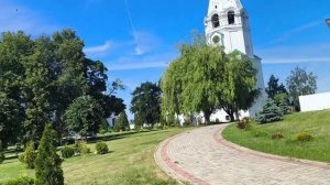 Лесное озеро и монастырь Флорищева пустынь. Нижегородская область.