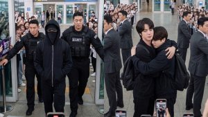 Фанаты BTS плачут! Джин лично встретил Чонгука в аэропорту Инчхон, что случилось