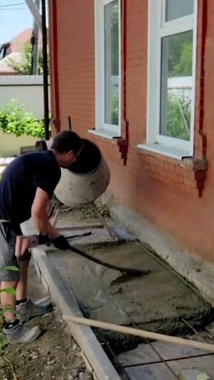 №49-95 Продолжаем бетонировать отмостку