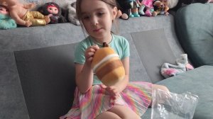 Распаковка игрушек из магазина Красное-белое вместе с майским жуком