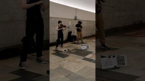 Скрипка в Московском метро, станция Китай-город