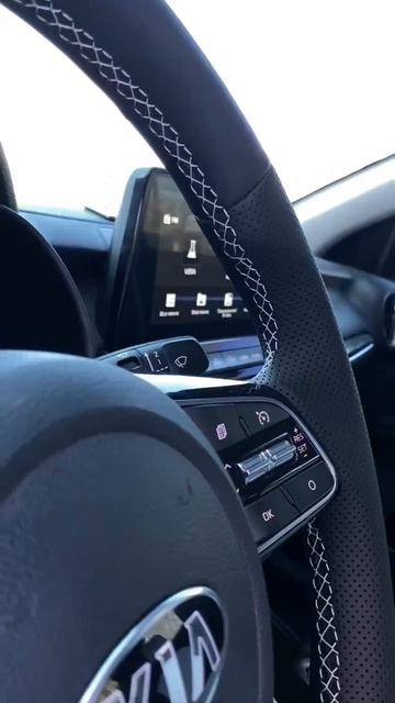 Kia Cerato 4. Перетяжка руля и переднего подлокотника смотреть онлайн