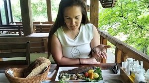 Свежая форель на гриле в сербском ресторанчике
