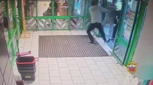 Полицейские по горячим следам задержали грабителей, устроивших потасовку в магазине в Москве