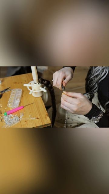 Делаю косу на карабине. Как аккуратно и красиво украсить косу что бы не утяжелить ее?