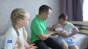 В Уфе после смерти жены при родах многодетный отец ушел в декрет и семья осталась без дохода