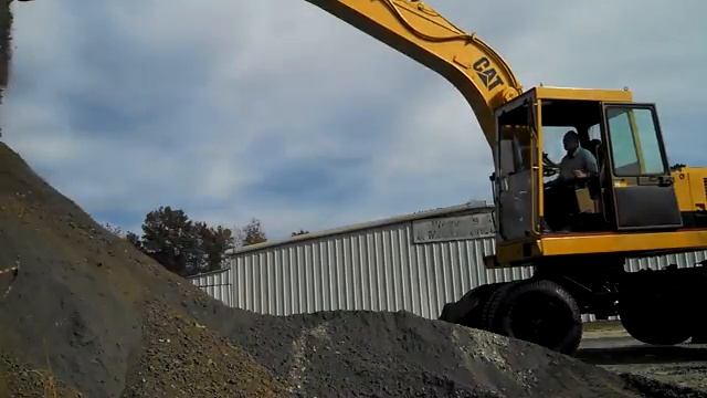 Колесный экскаватор Caterpillar 212 смотреть онлайн