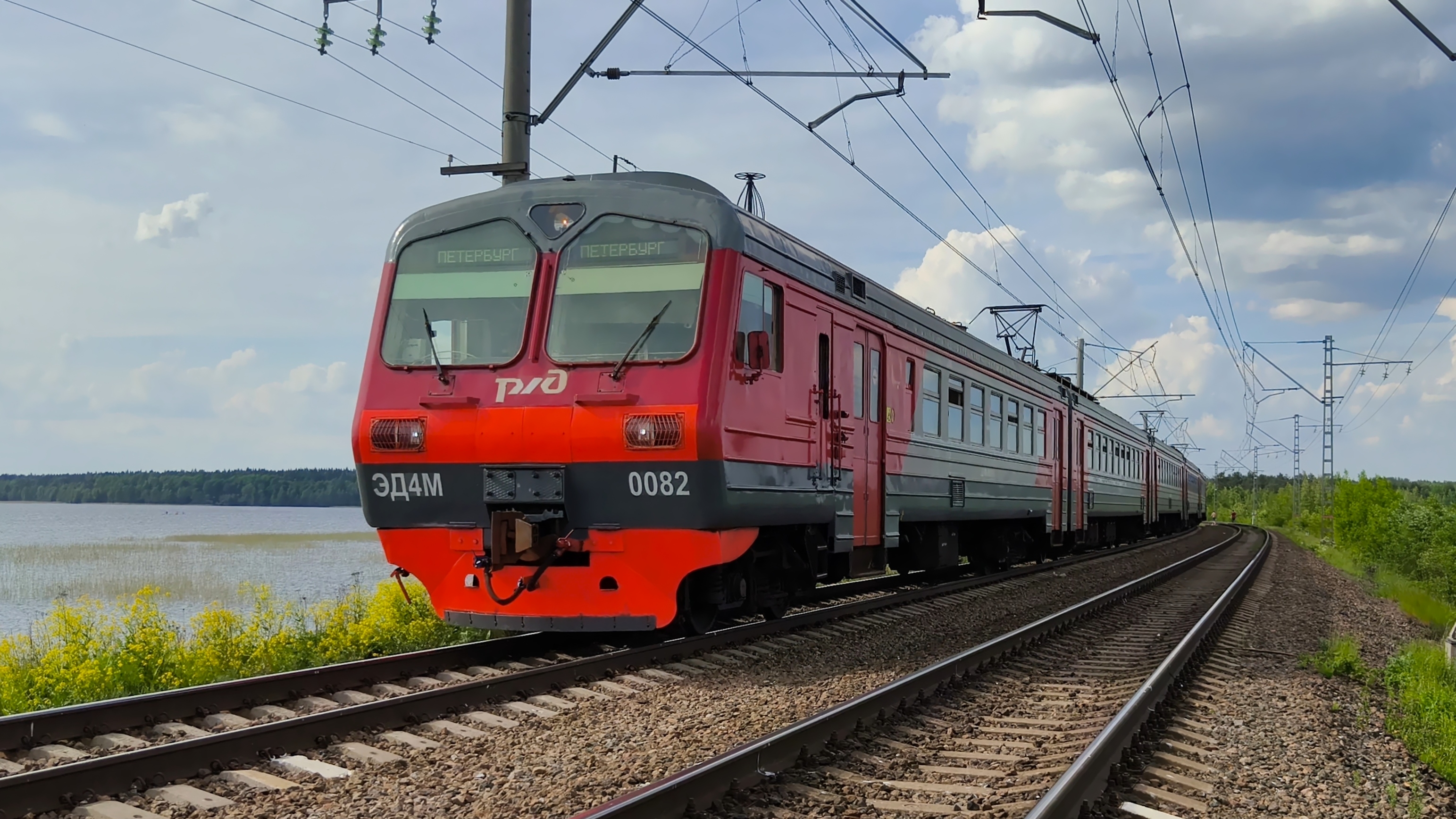 ЭД4М 0082 с приветливой бригадой, сообщением Васкелово - Санкт-Петербург на перегоне Пери - Токсово.
