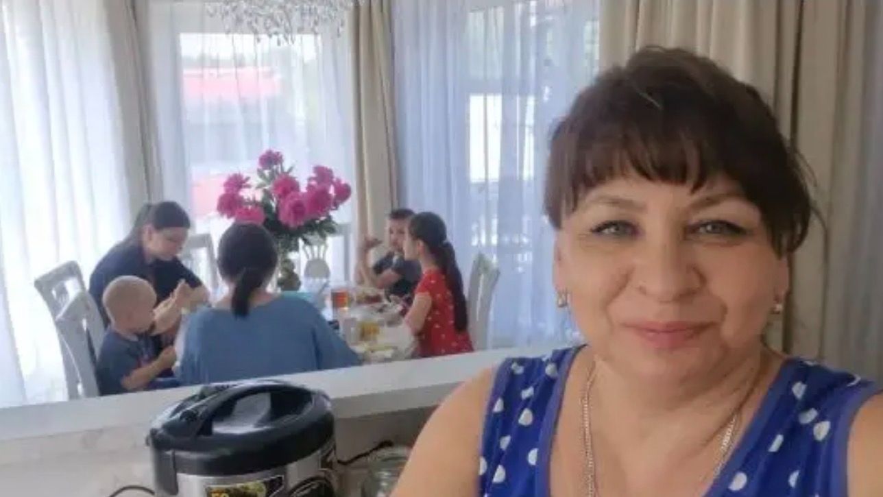 Получили долгожданную мебель. Встречаем гостей. Вот это помощь. Уборка в беседке. Вырезаем сад. смотреть онлайн