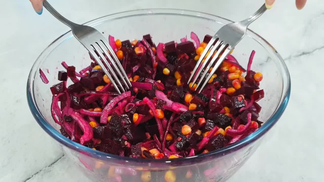 БОЖЕ КАК ВКУСНО! Беру банку кукурузы и готовлю гениальный салат со свеклой смотреть онлайн