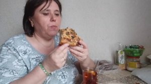 Мукбанг. Суп грибной с копченой колбаской, чай с выпечкой.