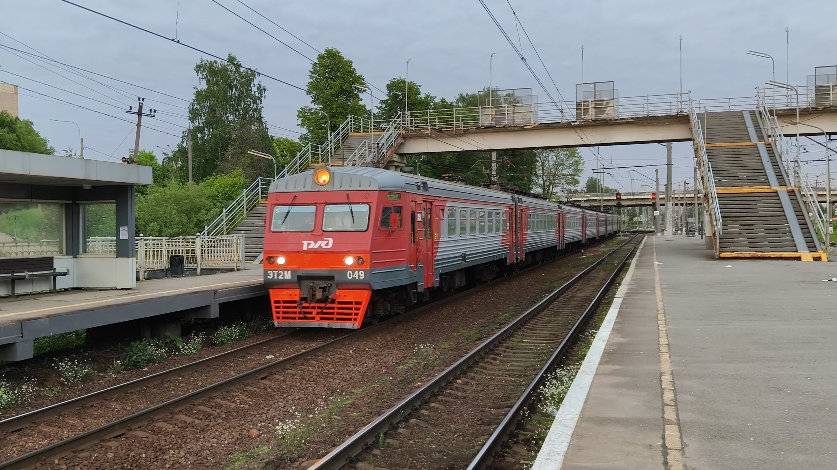 Перегонка ЭТ2М 049 с приветливой локомотивной бригадой на станции Пискарëвка