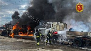 Барражирующий боеприпас «Ланцет» уничтожает стоянку бензовозов, грузовиков и инженерной техники…🔽