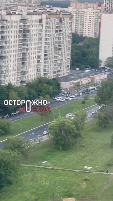 В Москве недалеко от метро эвакуировали крупный ТЦ смотреть онлайн