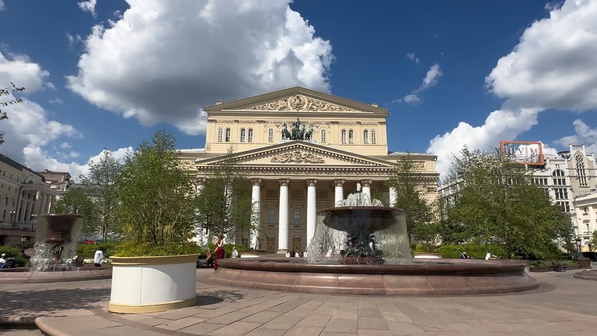 Лето в Москве. Фестиваль Сады и цветы. Балерины и розы на Театральной площади.
