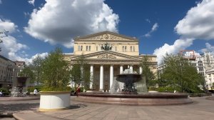Лето в Москве. Фестиваль Сады и цветы. Балерины и розы на Театральной площади.