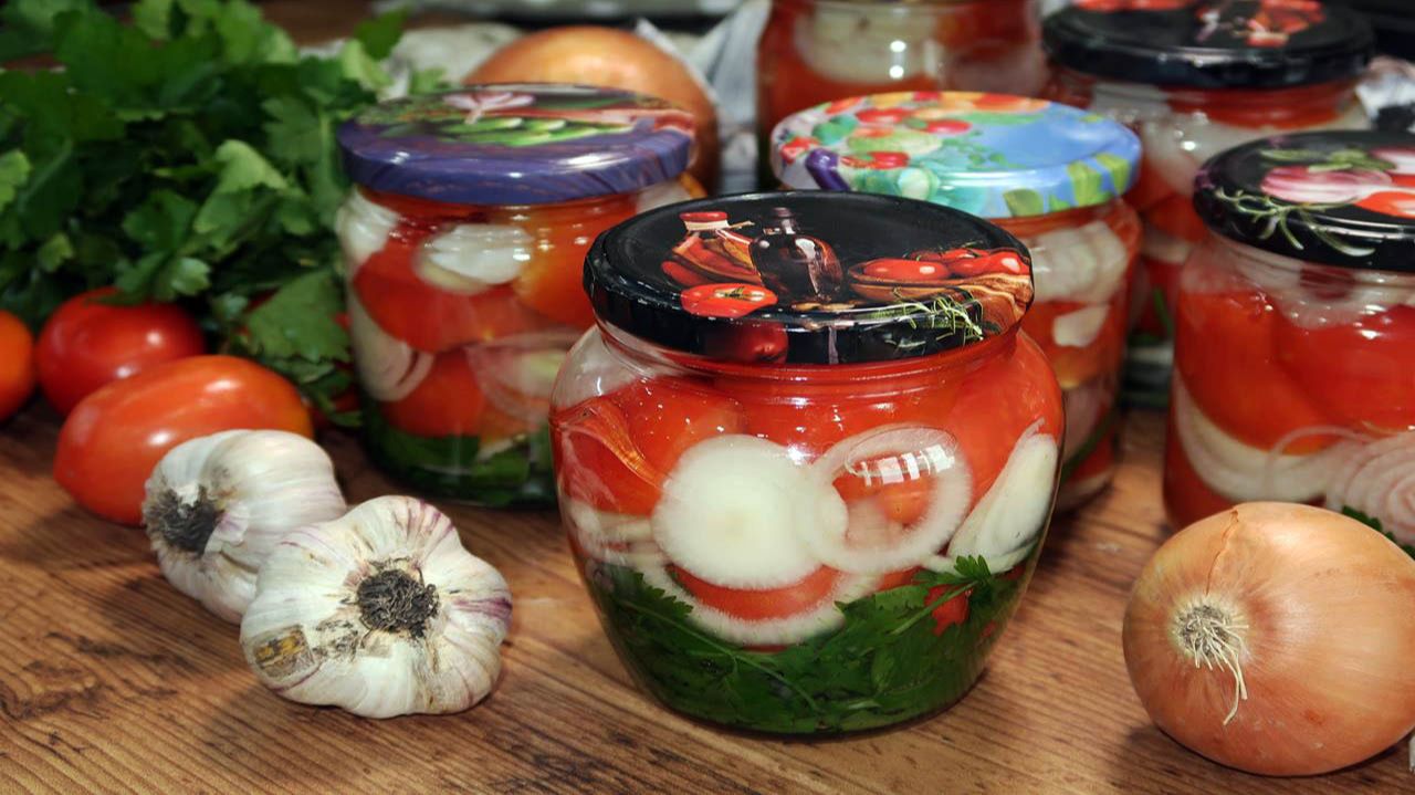 Маринованные помидоры дольками с луком и маслом смотреть онлайн