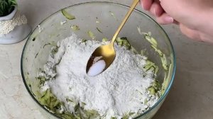 Просто натрите кабачки и добавьте яйца Так вкусно что готовлю каждый день летом за 20 минут
