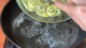 Просто натрите кабачки и добавьте яйца Всего 2 ингредиентаТак вкусно что готовлю каждый день летом