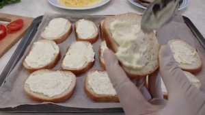 Предлагаю Вам горячие бутерброды со Шпротами, Помидорами под Сыром. Обзор приготовления.