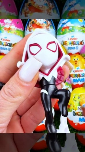 Открываем Kinder Maxi — внутри Человек-Паук!