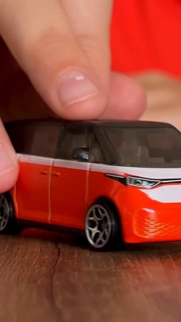Марк только что получил самый крутой Volkswagen Hot Wheels в истории! 😱 смотреть онлайн