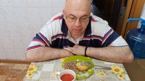 Мукбанг. Гречка, биточек с мясом, жареные кабачки и томатный сок. Подвиг Вани Фёдерова.