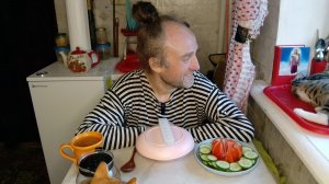 Обед с котями не обижаюсь на негатив. Опять голос. Мукбанг. Обжор. Еда на камеру. Диета. Шизофрения.