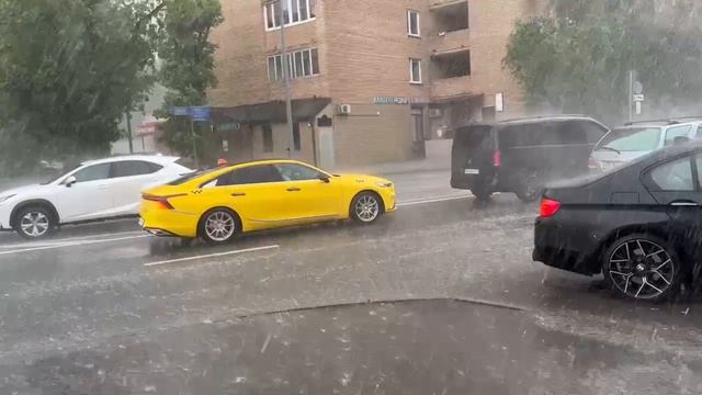 Ливень накрыл Москву смотреть онлайн