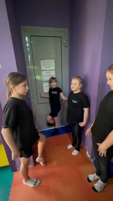 Когда старшие увидели, как тренер занимается с младшими