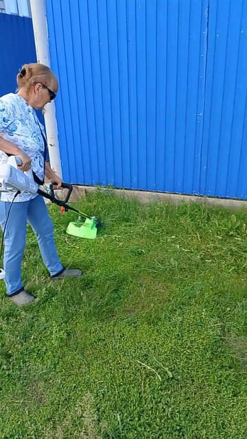 Электрическая косилка, с которым справляется даже женщины.Отличная идея для небольших участков. смотреть онлайн